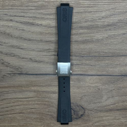 Ремешок с застежкой для часов Oris, каучук, черный, 80/110 мм Подходит для часов Oris Aquis Date  7732   Ширина застежки 16 мм, обхват руки ок. 125 - 185 мм.
Каучуковые ремешки идеально подходят для активного образа жизни. Они легче и теплее металлических браслетов, а ощущаются на руке как вторая кожа. Большое преимущество каучука в том, что он не боится воды. 
У нас присутствуют только высококачественные материалы и оригинальный товар от производителя. 
