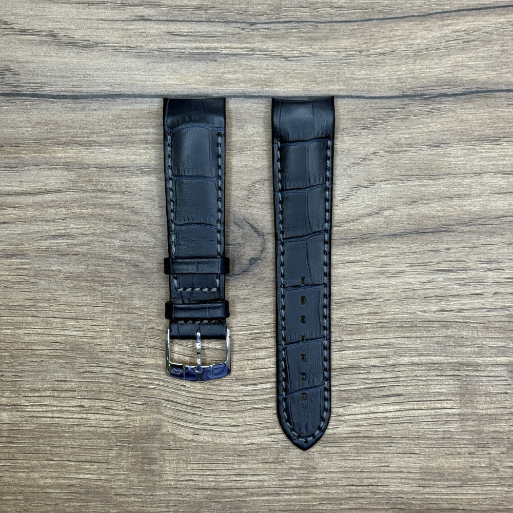 Ремешок для часов Jaguar из натуральной кожи, синий, для J628/C BC07418 Кожаные ремешки - стильные, надёжные и долговечные, способные составить достойную пару часам со стальным корпусом или часам из титана. Аксессуары из кожи не рекомендуется использовать в воде. У нас присутствуют только высококачественные материалы и оригинальный товар от производителя