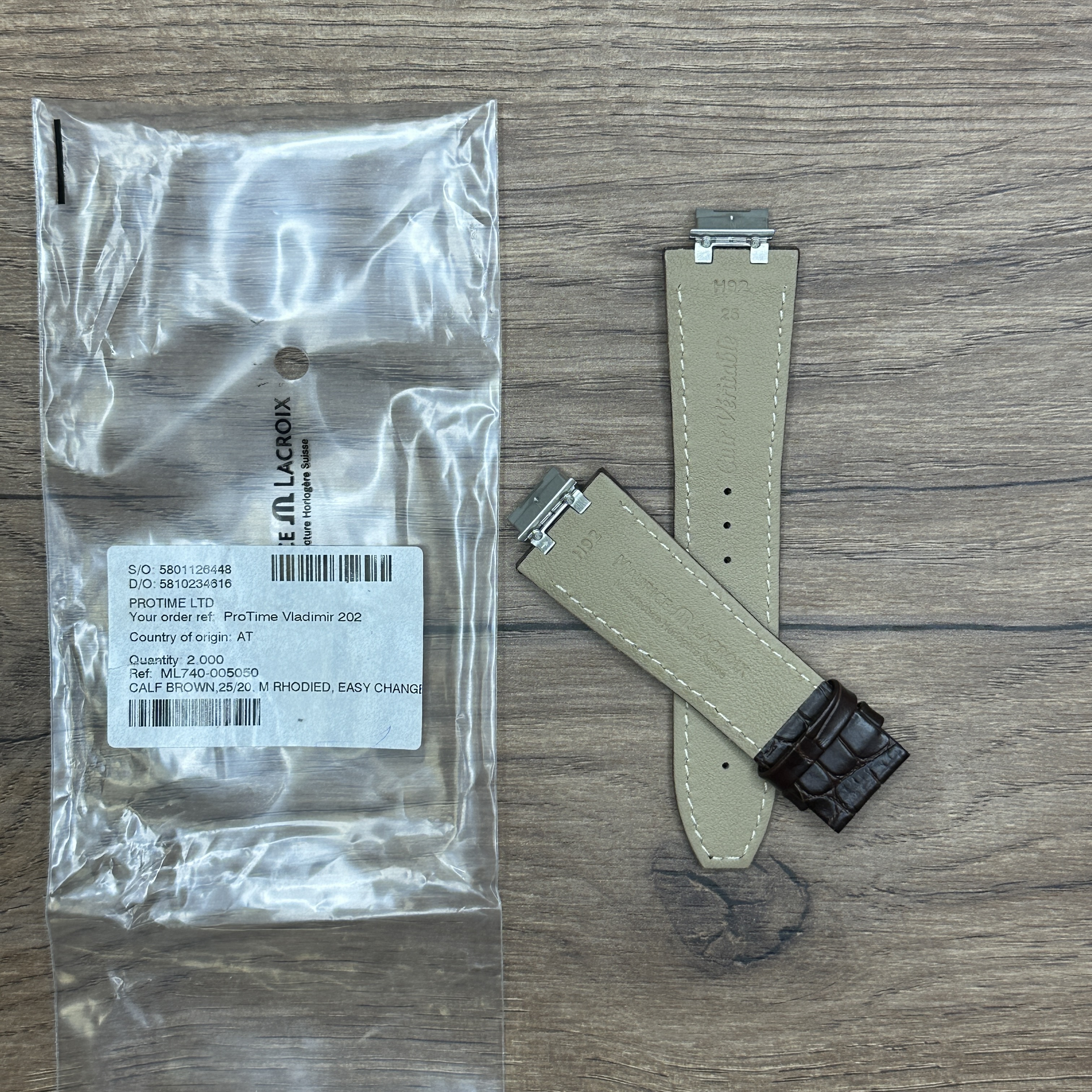 Ремешок для часов Maurice Lacroix из кожи теленка, 25x20, быстросъем Кожаные ремешки - стильные, надёжные и долговечные, способные составить достойную пару часам со стальным корпусом или часам из титана. Аксессуары из кожи не рекомендуется использовать в воде. 
У нас присутствуют только высококачественные материалы и оригинальный товар от производителя.