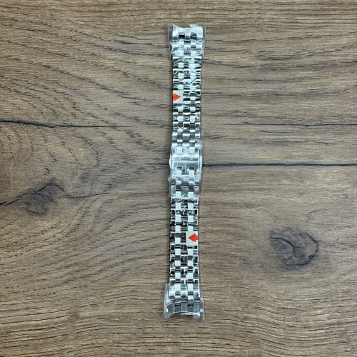 Браслет для часов Frederique Constant из нержавеющей стали Главное преимущество металлических браслетов – долговечность и практичность. Браслет всегда можно отдать на полировку и чистку, вернув ему первозданный вид. Также они всегда выглядят более эффектно, так как являются неким продолжением ваших часов. Нержавеющая сталь отличается высокой прочностью к царапинам и износостойкостью. У нас присутствуют только высококачественные материалы и оригинальный товар от производителя.
