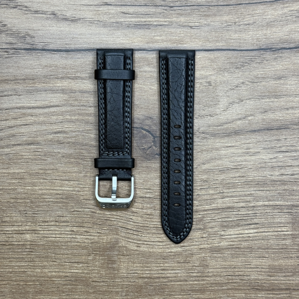 Ремешок для часов Candino из кожи теленка, черный с двойной строчкой 22мм BC07603 Кожаные ремешки - стильные, надёжные и долговечные, способные составить достойную пару часам со стальным корпусом или часам из титана. Аксессуары из кожи не рекомендуется использовать в воде. У нас присутствуют только высококачественные материалы и оригинальный товар от производителя.