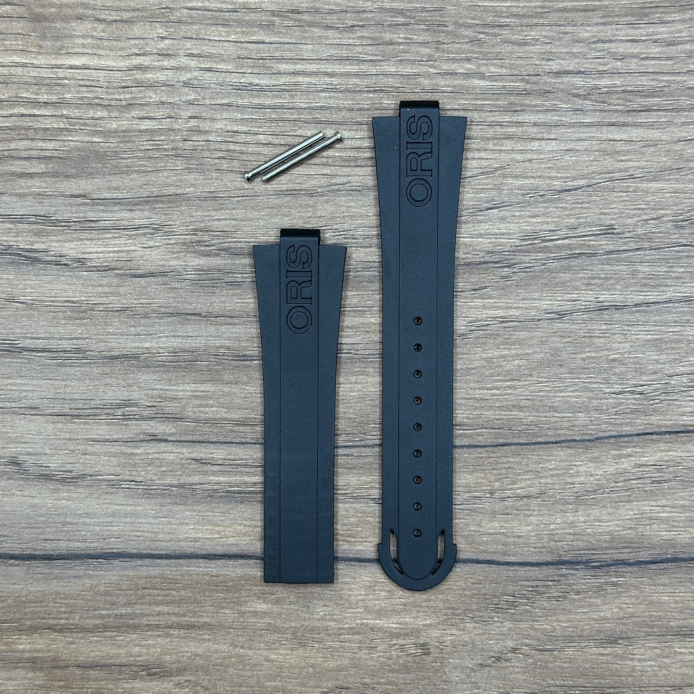 Ремешок для часов Oris из каучука черного цвета, без клипсы Каучуковые ремешки идеально подходят для активного образа жизни. Они легче и теплее металлических браслетов, а ощущаются на руке как вторая кожа. Большое преимущество каучука в том, что он не боится воды. У нас присутствуют только высококачественные материалы и оригинальный товар от производителя.
