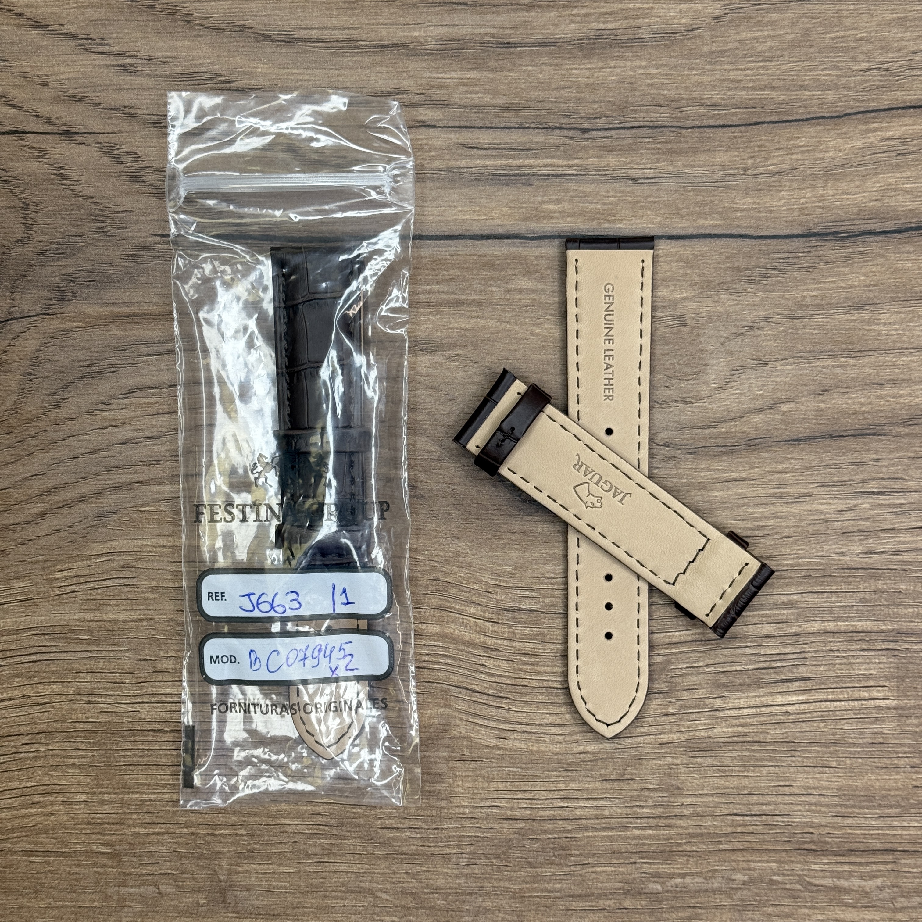 Ремешок для часов Jaguar из кожи теленка, коричневый, для J663 Кожаные ремешки - стильные, надёжные и долговечные, способные составить достойную пару часам со стальным корпусом или часам из титана. Аксессуары из кожи не рекомендуется использовать в воде. У нас присутствуют только высококачественные материалы и оригинальный товар от производителя