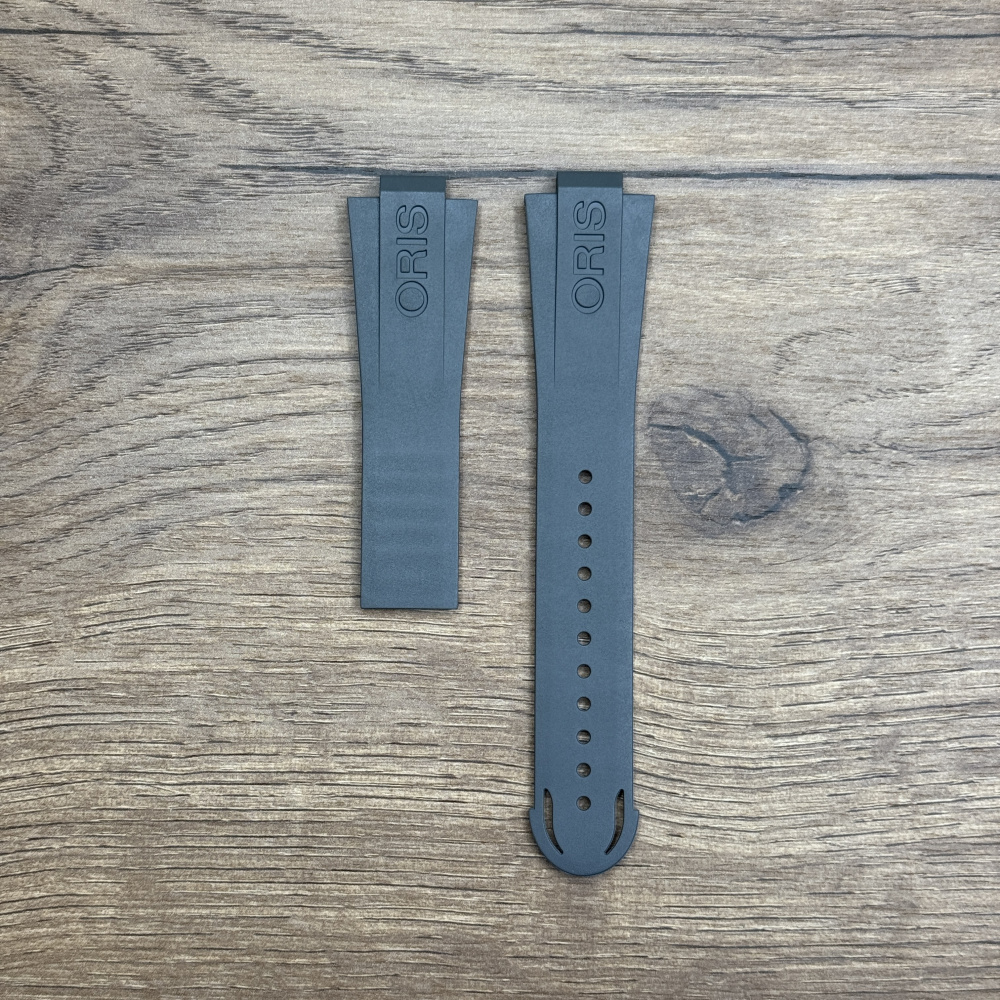 Ремешок для часов ORIS из каучука, серый, без застежки Каучуковые ремешки идеально подходят для активного образа жизни. Они легче и теплее металлических браслетов, а ощущаются на руке как вторая кожа. Большое преимущество каучука в том, что он не боится воды. 
У нас присутствуют только высококачественные материалы и оригинальный товар от производителя. 

