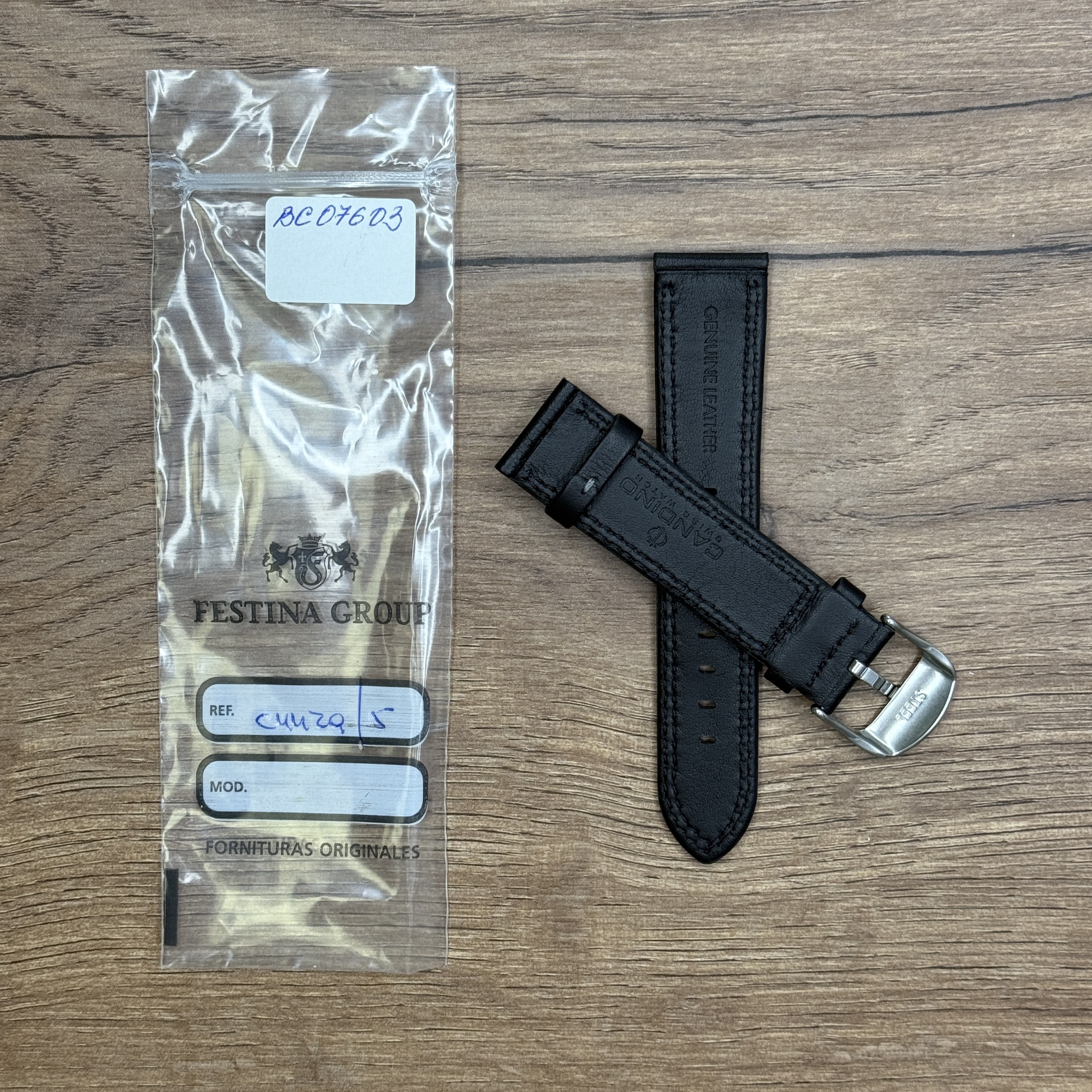 Ремешок для часов Candino из кожи теленка, черный с двойной строчкой Кожаные ремешки - стильные, надёжные и долговечные, способные составить достойную пару часам со стальным корпусом или часам из титана. Аксессуары из кожи не рекомендуется использовать в воде. У нас присутствуют только высококачественные материалы и оригинальный товар от производителя.