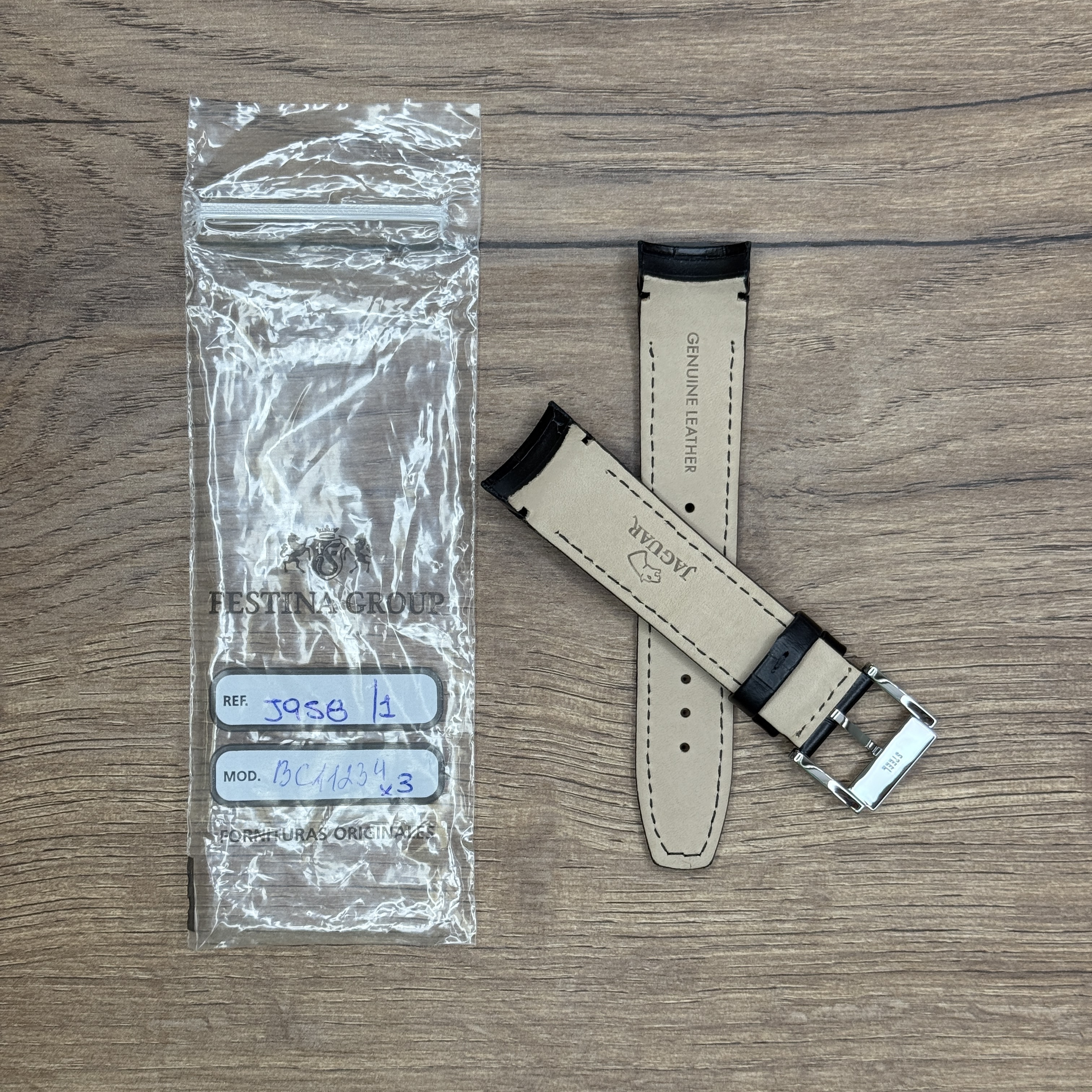 Ремешок для часов Jaguar из кожи теленка, черный, для J958 Кожаные ремешки - стильные, надёжные и долговечные, способные составить достойную пару часам со стальным корпусом или часам из титана. Аксессуары из кожи не рекомендуется использовать в воде. У нас присутствуют только высококачественные материалы и оригинальный товар от производителя.