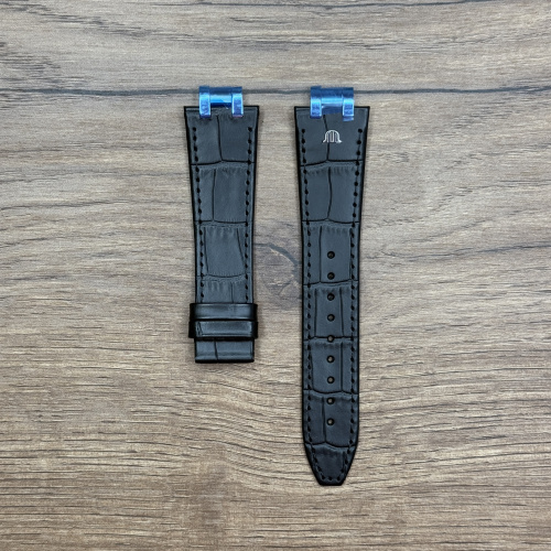 Ремешок для часов Maurice Lacroix из кожи теленка, имитация крокодила, черный, 23/18 Кожаные ремешки - стильные, надёжные и долговечные, способные составить достойную пару часам со стальным корпусом или часам из титана. Аксессуары из кожи не рекомендуется использовать в воде. У нас присутствуют только высококачественные материалы и оригинальный товар от производителя.