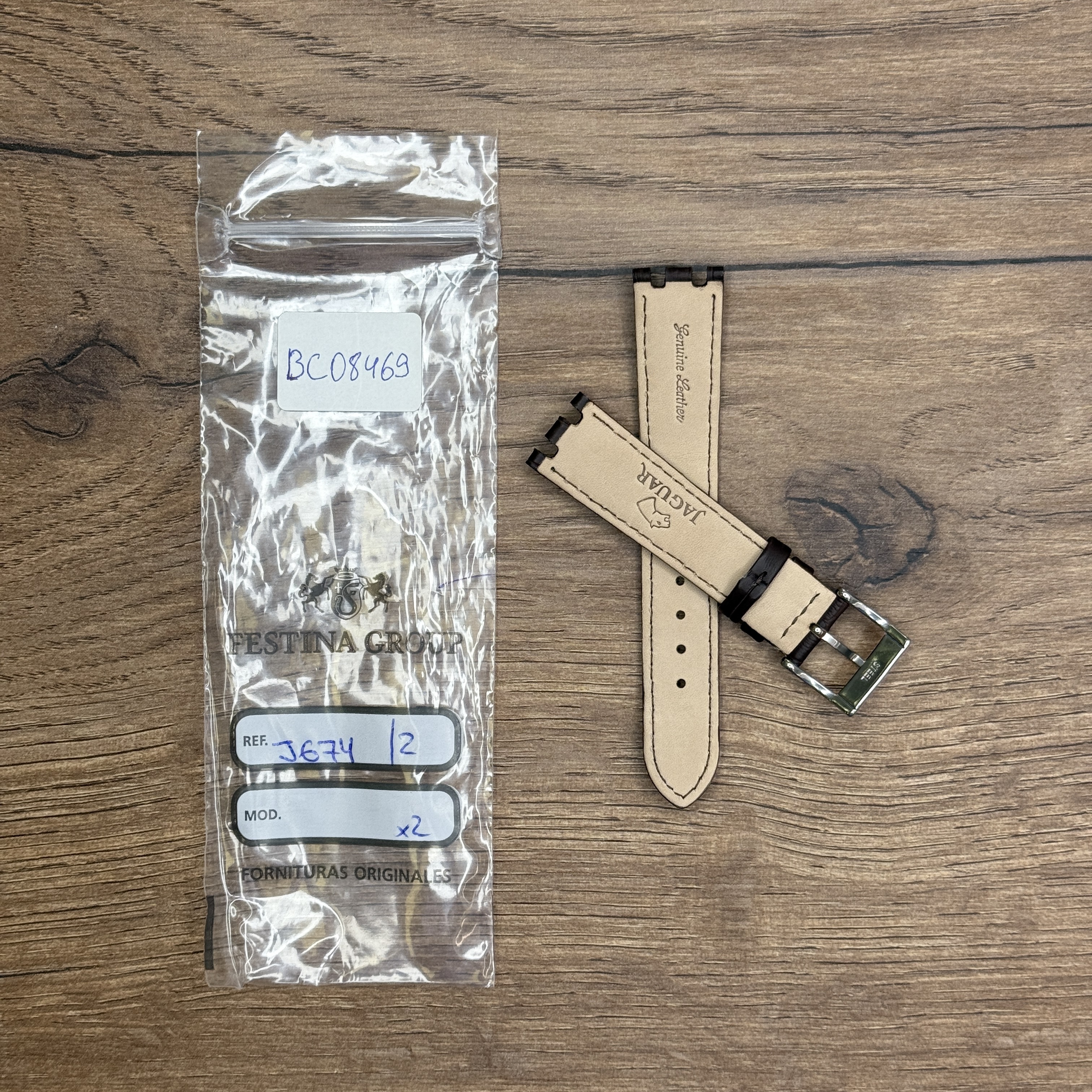 Ремешок для часов Jaguar из натуральной кожи, коричневый, для J674/2 Кожаные ремешки - стильные, надёжные и долговечные, способные составить достойную пару часам со стальным корпусом или часам из титана. Аксессуары из кожи не рекомендуется использовать в воде. У нас присутствуют только высококачественные материалы и оригинальный товар от производителя