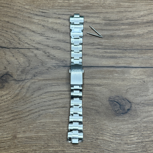 Браслет для часов Oris из нержаеющей стали Главное преимущество металлических браслетов – долговечность и практичность. Браслет всегда можно отдать на полировку и чистку, вернув ему первозданный вид. Также они всегда выглядят более эффектно, так как являются неким продолжением ваших часов. Нержавеющая сталь отличается высокой прочностью к царапинам и износостойкостью. У нас присутствуют только высококачественные материалы и оригинальный товар от производителя.