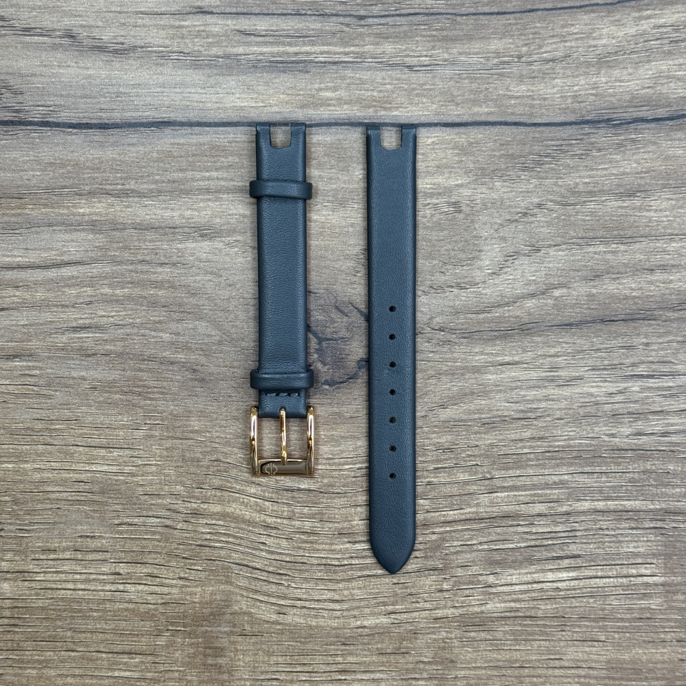 Ремешок для часов Candino из натуральной кожи, серый C4658/2 STRAP Кожаные ремешки - стильные, надёжные и долговечные, способные составить достойную пару часам со стальным корпусом или часам из титана. Аксессуары из кожи не рекомендуется использовать в воде. У нас присутствуют только высококачественные материалы и оригинальный товар от производителя.