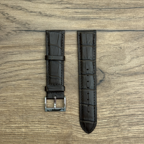 Ремешок для часов Candino из натуральной кожи, коричневый 22мм Кожаные ремешки - стильные, надёжные и долговечные, способные составить достойную пару часам со стальным корпусом или часам из титана. Аксессуары из кожи не рекомендуется использовать в воде. У нас присутствуют только высококачественные материалы и оригинальный товар от производителя.