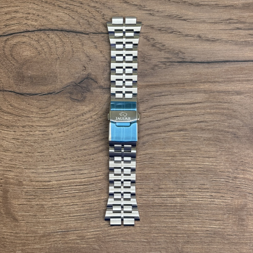 Браслет для часов Jaguar из нержавеющей стали, для J641 Главное преимущество металлических браслетов – долговечность и практичность. Браслет всегда можно отдать на полировку и чистку, вернув ему первозданный вид. Также они всегда выглядят более эффектно, так как являются неким продолжением ваших часов. Нержавеющая сталь отличается высокой прочностью к царапинам и износостойкостью. У нас присутствуют только высококачественные материалы и оригинальный товар от производителя