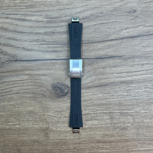 Ремешок для часов Oris из каучука черного цвета с системой быстрой замены Каучуковые ремешки идеально подходят для активного образа жизни. Они легче и теплее металлических браслетов, а ощущаются на руке как вторая кожа. Большое преимущество каучука в том, что он не боится воды. У нас присутствуют только высококачественные материалы и оригинальный товар от производителя.