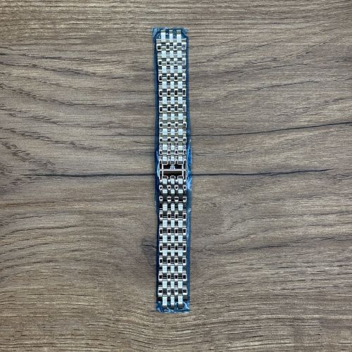 Браслет для часов Maurice Lacroix, нержавеющая сталь Высококачественные материалы. Оригинальный товар от производителя. 
22/20 мм
Подходит для часов: LC6168, LC1008, LC1138, LC6168, LC1128, LC1098, LC1148, LC6098, LC1228, LC6158, LC6078, LC6058, LC1108, LC1118