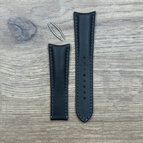 Ремешок для часов Oris, черный, без пряжки Кожаные ремешки - стильные, надёжные и долговечные, способные составить достойную пару часам со стальным корпусом или часам из титана. Аксессуары из кожи не рекомендуется использовать в воде. У нас присутствуют только высококачественные материалы и оригинальный товар от производителя.