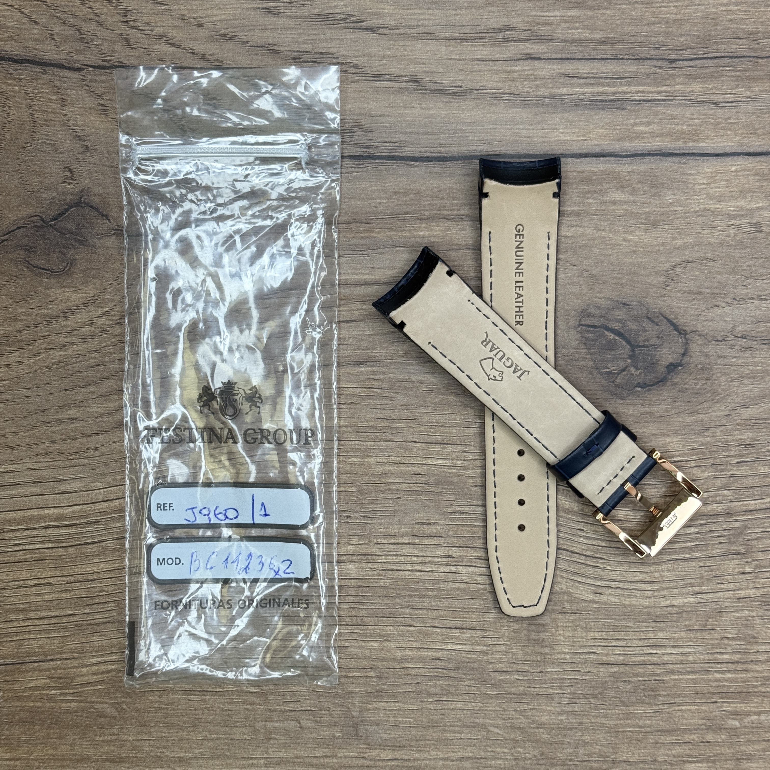 Ремешок для часов Jaguar из кожи теленка, синий, для J960 Кожаные ремешки - стильные, надёжные и долговечные, способные составить достойную пару часам со стальным корпусом или часам из титана. Аксессуары из кожи не рекомендуется использовать в воде. У нас присутствуют только высококачественные материалы и оригинальный товар от производителя.