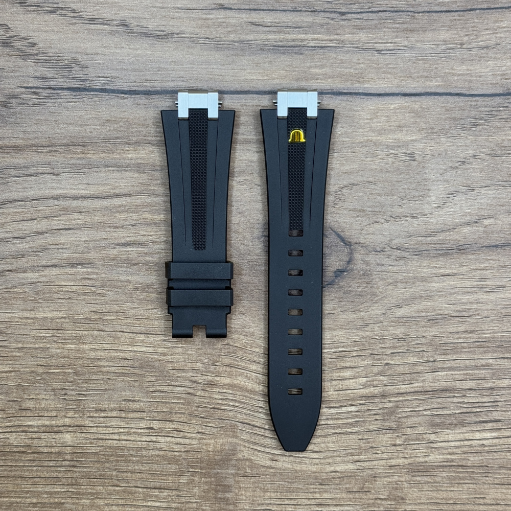 Ремешок для часов Maurice Lacroix из каучука, черный, для AI6007, 24/18 ML640-005023 Каучуковые ремешки идеально подходят для активного образа жизни. Они легче и теплее металлических браслетов, а ощущаются на руке как вторая кожа. Большое преимущество каучука в том, что он не боится воды. У нас присутствуют только высококачественные материалы и оригинальный товар от производителя