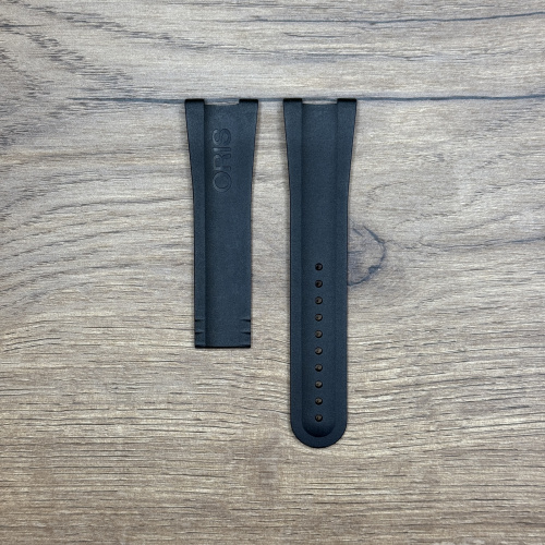 Ремешок для часов ORIS из каучука, черный, без клипсы Ремень каучуковый, черный, без клипсы для часов Oris TT1 WilliamsF1 Team. Каучуковые ремешки идеально подходят для активного образа жизни. Они легче и теплее металлических браслетов, а ощущаются на руке как вторая кожа. Большое преимущество каучука в том, что он не боится воды. У нас присутствуют только высококачественные материалы и оригинальный товар от производителя.